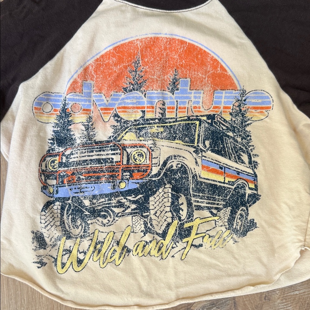 Vintage-Style cropped Off-White & Brown Raglan Graphic Tee - Picture 3 of 4
